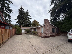 Building Photo - 6653 E Burnside St
