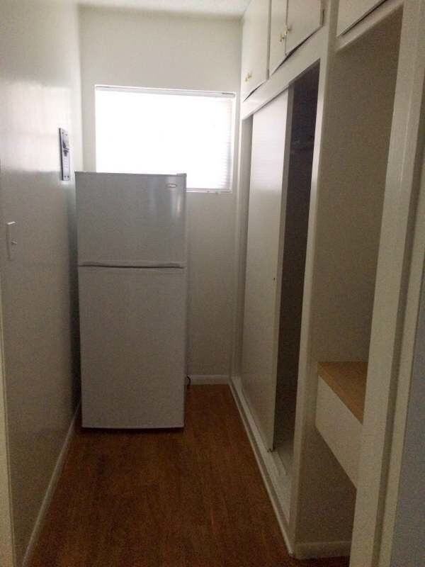 Building Photo - Nice Lower Bachelor Apartment in West LA!