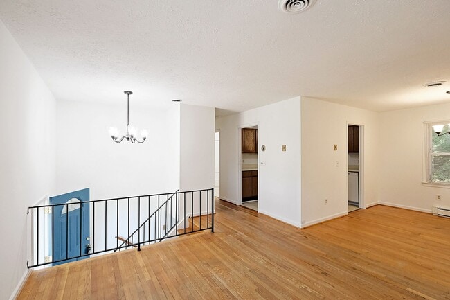Building Photo - Move-in Ready, Pet-Friendly Northern Albemarle County Home
