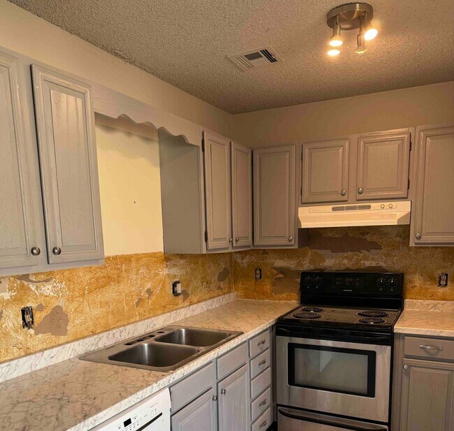 Foto del edificio - 2 Bedroom 1 Bath 1 Car Garage - Central Broken Arrow Location!