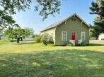 Foto principal - 2 Bed, 1 Bath House with Laundry Across fr...