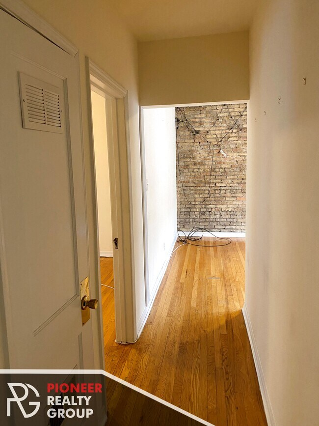 Foto del edificio - 3044 W Wellington Ave