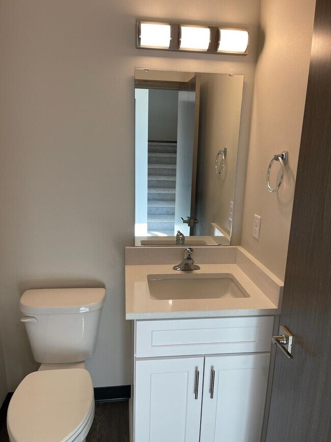Foto del edificio - Modern design 3-bed, 2.5-bath duplex available