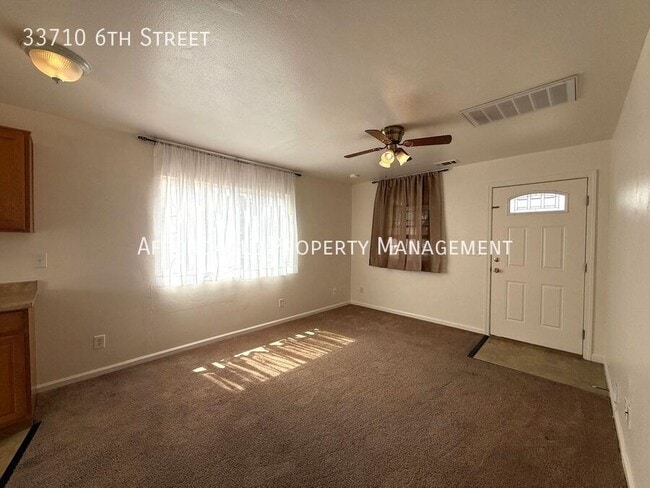 Foto del edificio - 33710 6th St