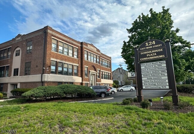 Foto del edificio - 124 E Main St