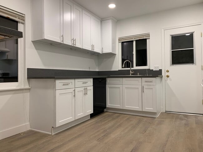 Kitchen - 245 E Lime Ave