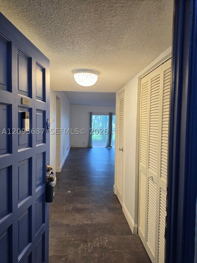 Foto del edificio - 5961 N Falls Cir Dr