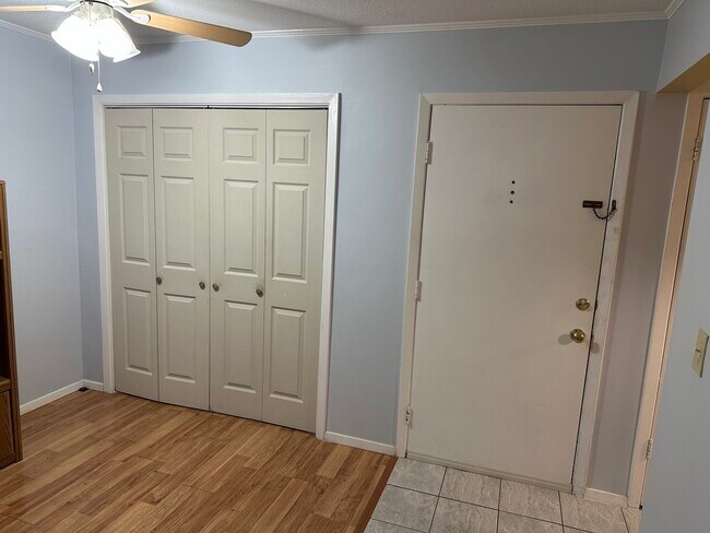 Foto del edificio - 1855 Poplar Woods Cir W