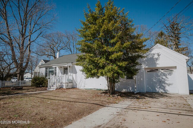 Building Photo - 295 Roosevelt Ave