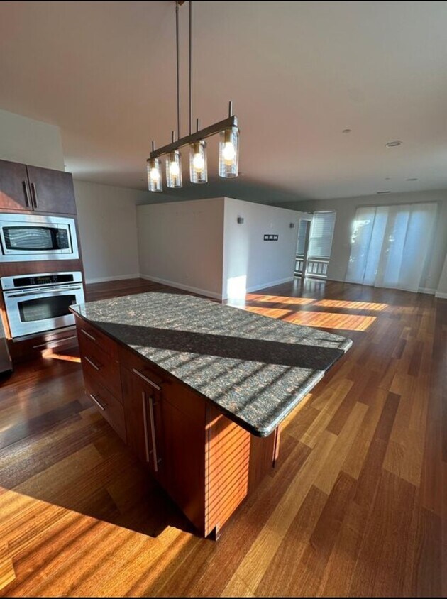 Primary Photo - 10 Ocean Ave