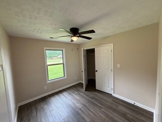 Foto del edificio - Nestled Tri-Plex in the Heart of Greenfield, TN
