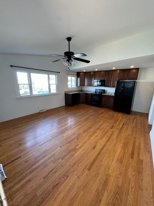 Building Photo - THREE BEDROOM Detached TWIN