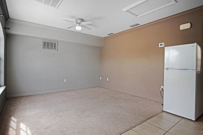 Building Photo - 2326 Fan Palm Dr