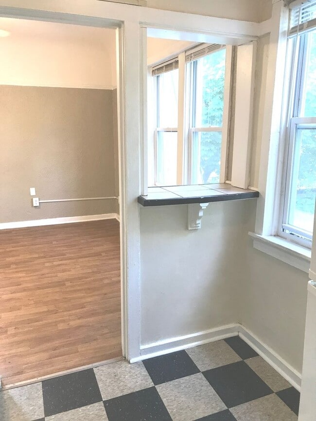 Interior Photo - 1503-15 E Kane Pl