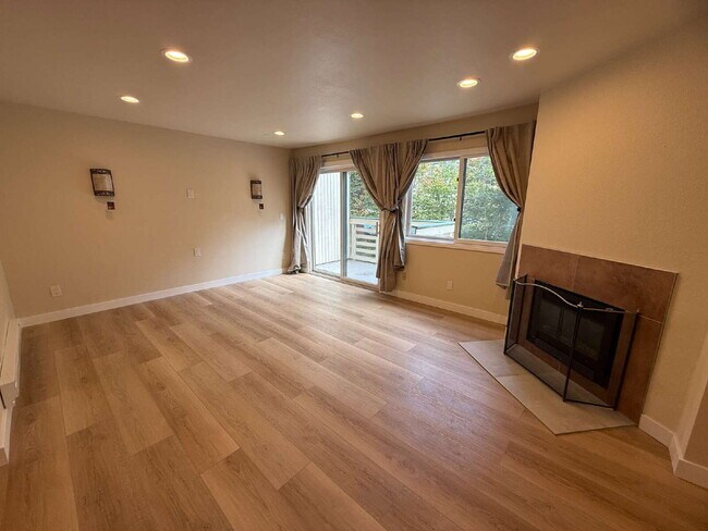 Foto del edificio - Fully Remodeled Bellevue Condo Available Now!