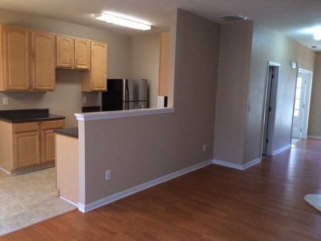 Building Photo - 3 Bedroom 2 Bath Townhome in Gated Community