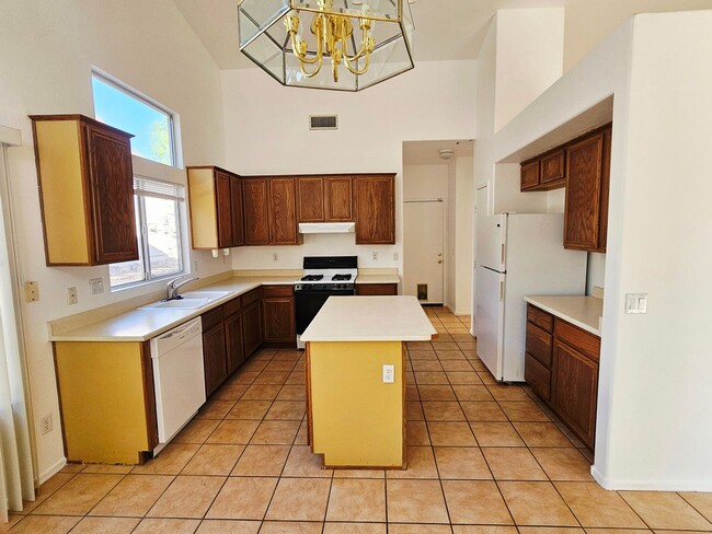 Building Photo - 1725 W Tumbleweed Ln
