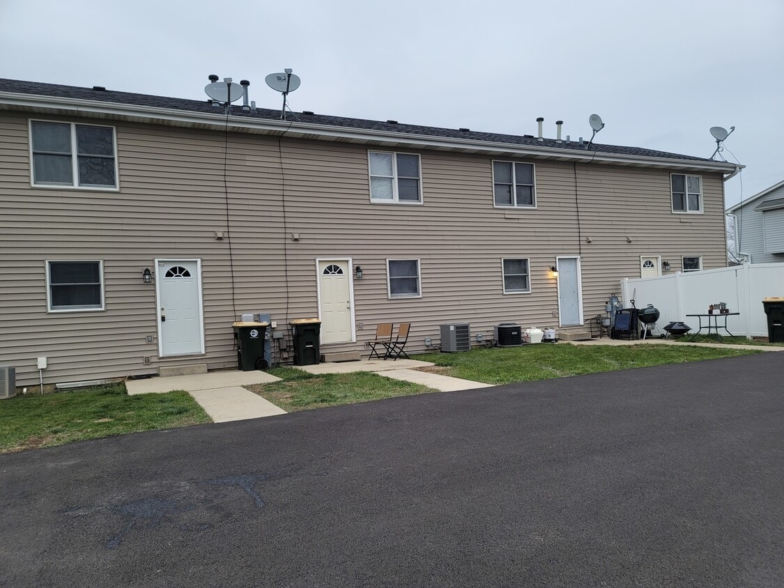 Building Photo - 112 Colonial Pkwy