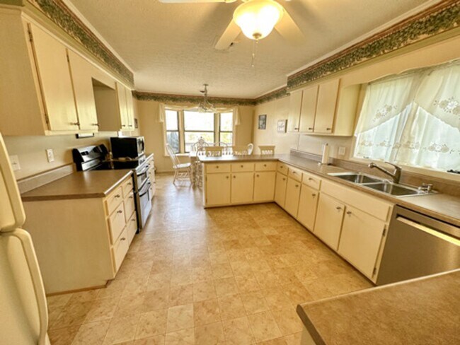 Building Photo - *Rare Find* Spacious St. George Lakefront ...