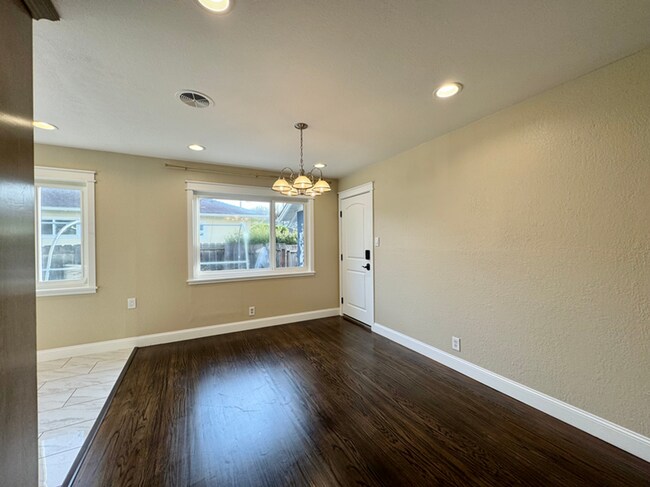 Foto del edificio - Centrally Located Three Bedroom Napa Home