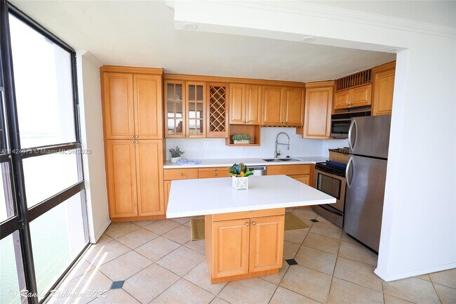 Foto del edificio - 600 NE 36th St