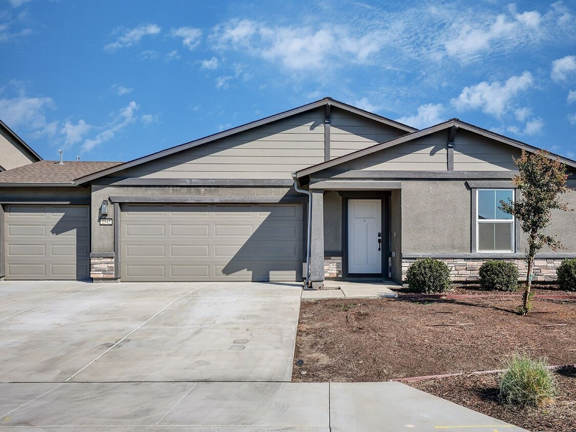 Primary Photo - 4 Bedroom Single Family Home in Tulare