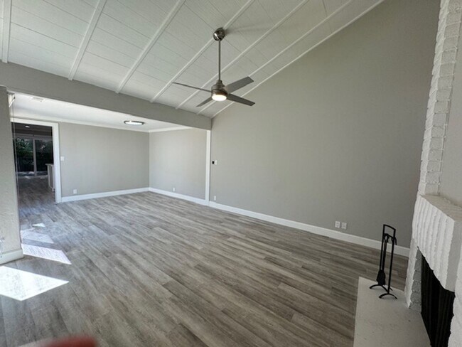 Building Photo - Beautiful 3 bedroom, single level townhome...