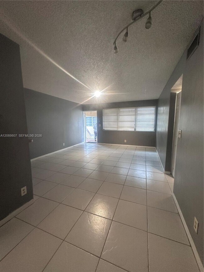 Foto del edificio - 821 Twin Lakes Dr