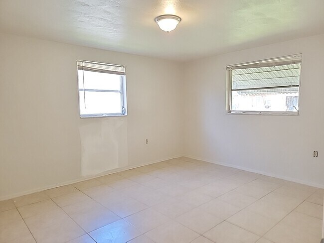 Foto del edificio - 1051 Saxon Ln