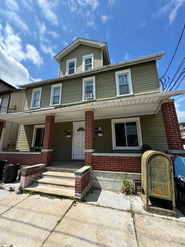 Primary Photo - 1690 Newport Ave