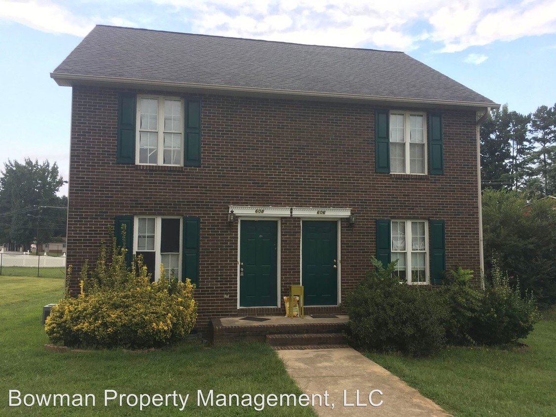 Primary Photo - 606-608 Bethpage Rd