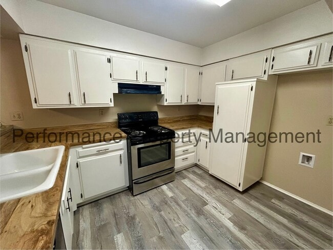 Building Photo - Dreamy 3 Bed/2 Bath Condo in SE Bakersfiel...