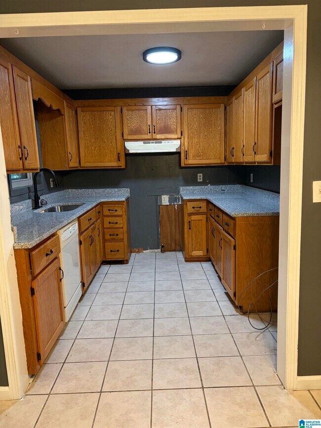 Building Photo - 3826 Springhill Dr
