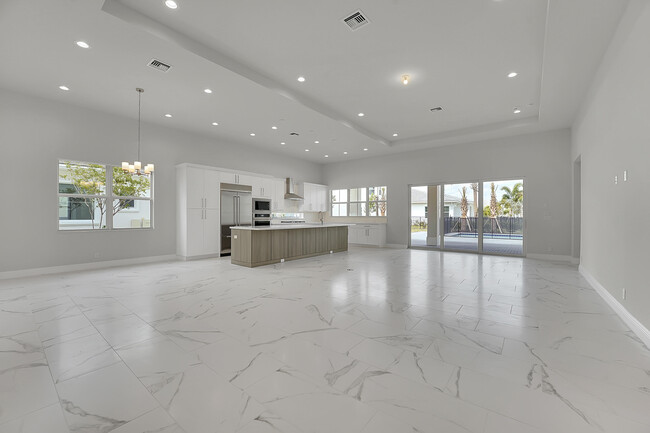 Building Photo - 9341 Crestview Cir