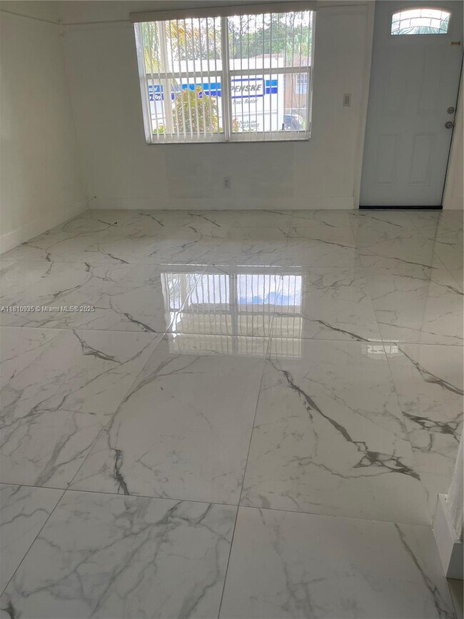 Foto del edificio - 881 NE 156th Terrace
