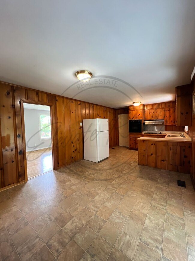 Building Photo - All Brick, 3 Bedroom Ranch in Hendersonvil...