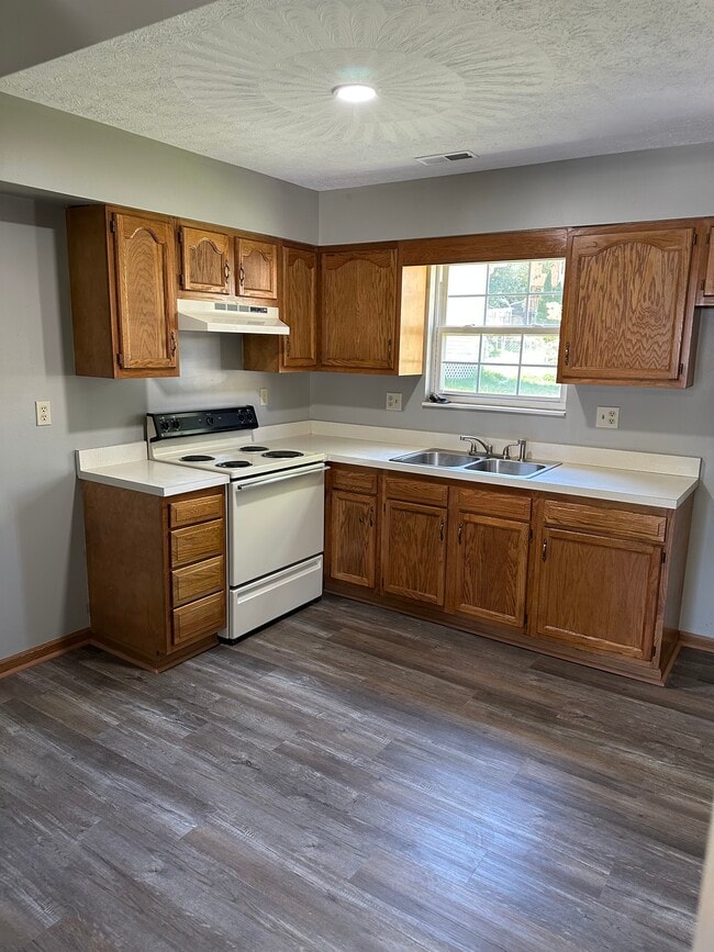 Building Photo - 107 Greenbrier Hls