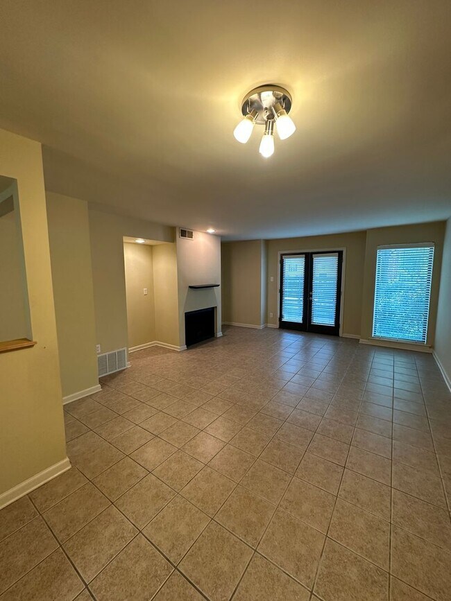 Foto del edificio - MOVE IN SPECIAL - 1/2 OFF FIRST MONTHS RENT! Germantown 2 story Townhome! Private Fenced in Patio...