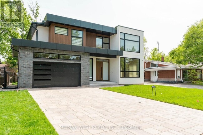 Building Photo - 510 Wellington Crescent