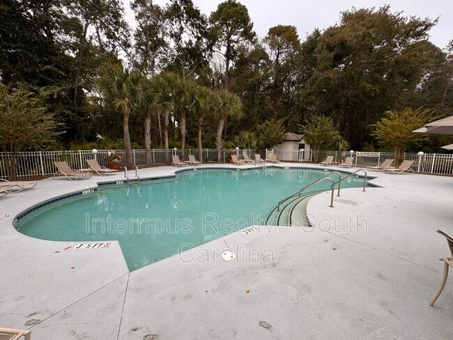 Foto del edificio - 897 Fording Island Rd