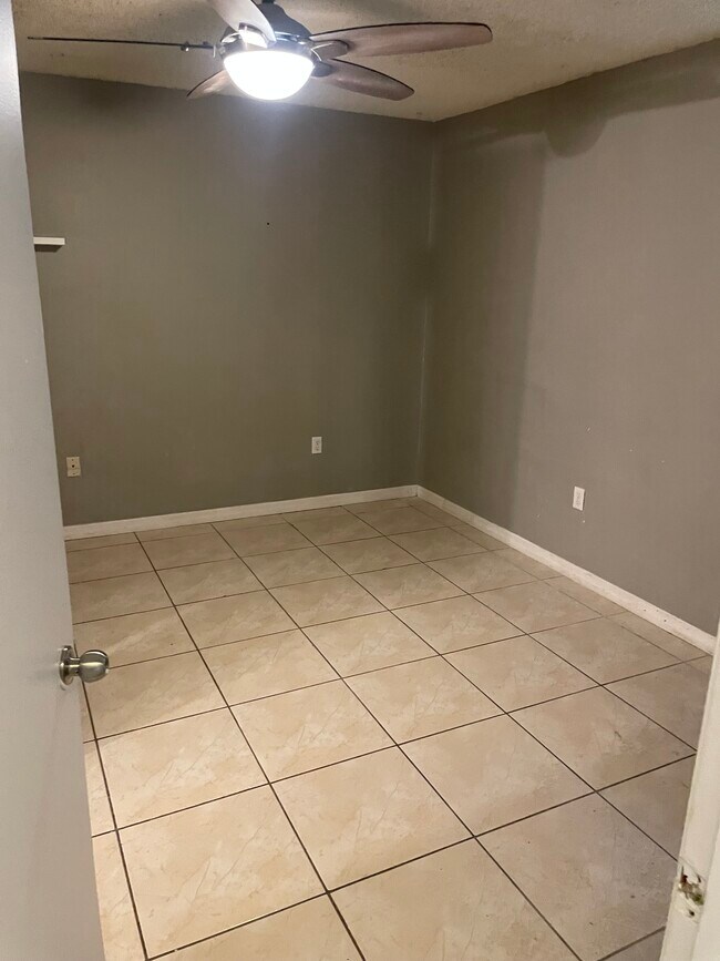 Foto del edificio - 976 Leeward Pl