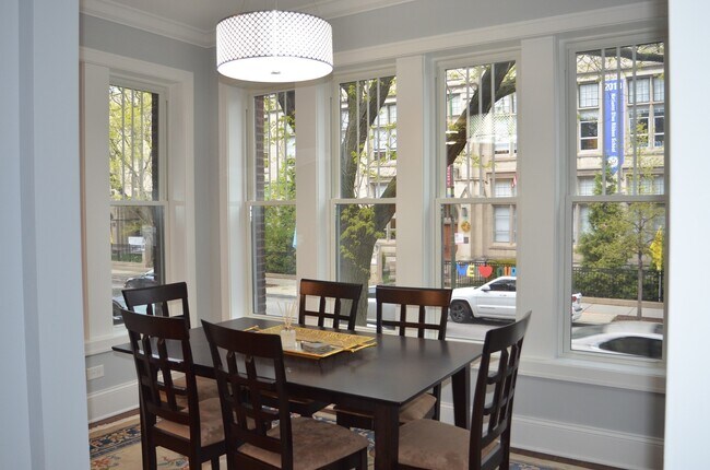 Foto del edificio - 715 W Belmont Ave