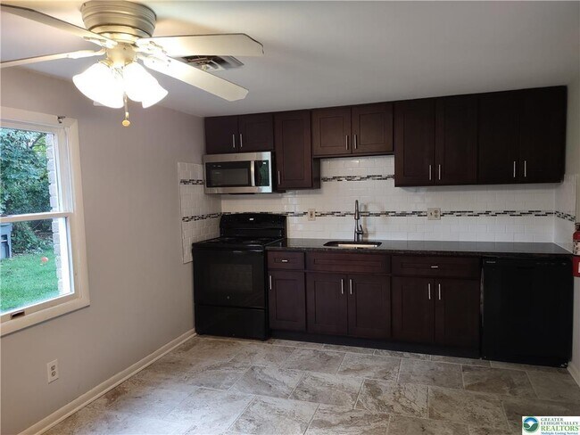 Foto del edificio - 118 E Hillcrest Ln