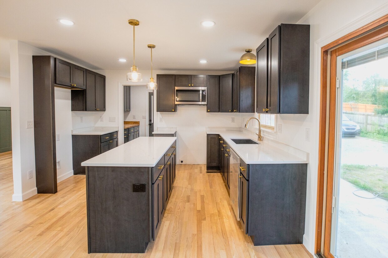 Primary Photo - 200 Sewanee Cir