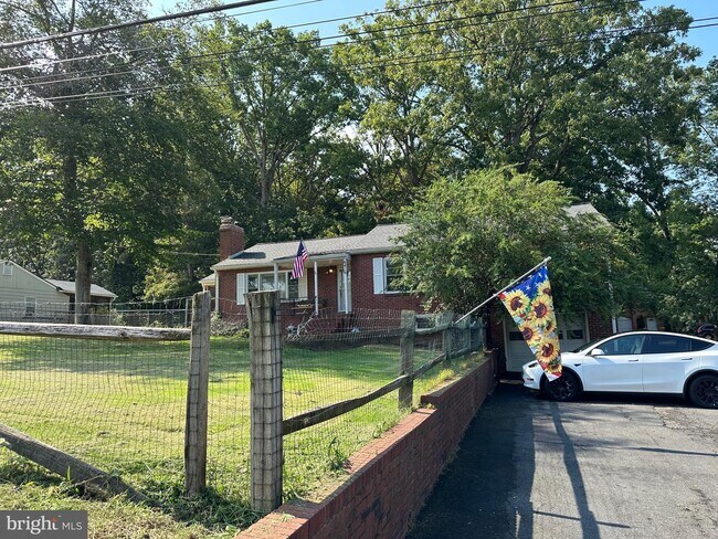 Foto del edificio - 8416 Rugby Rd