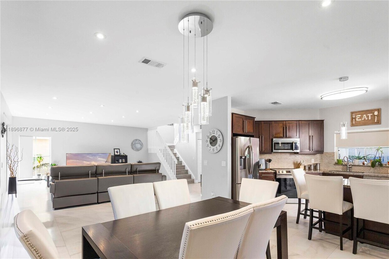 Foto principal - 20773 NW 3rd St