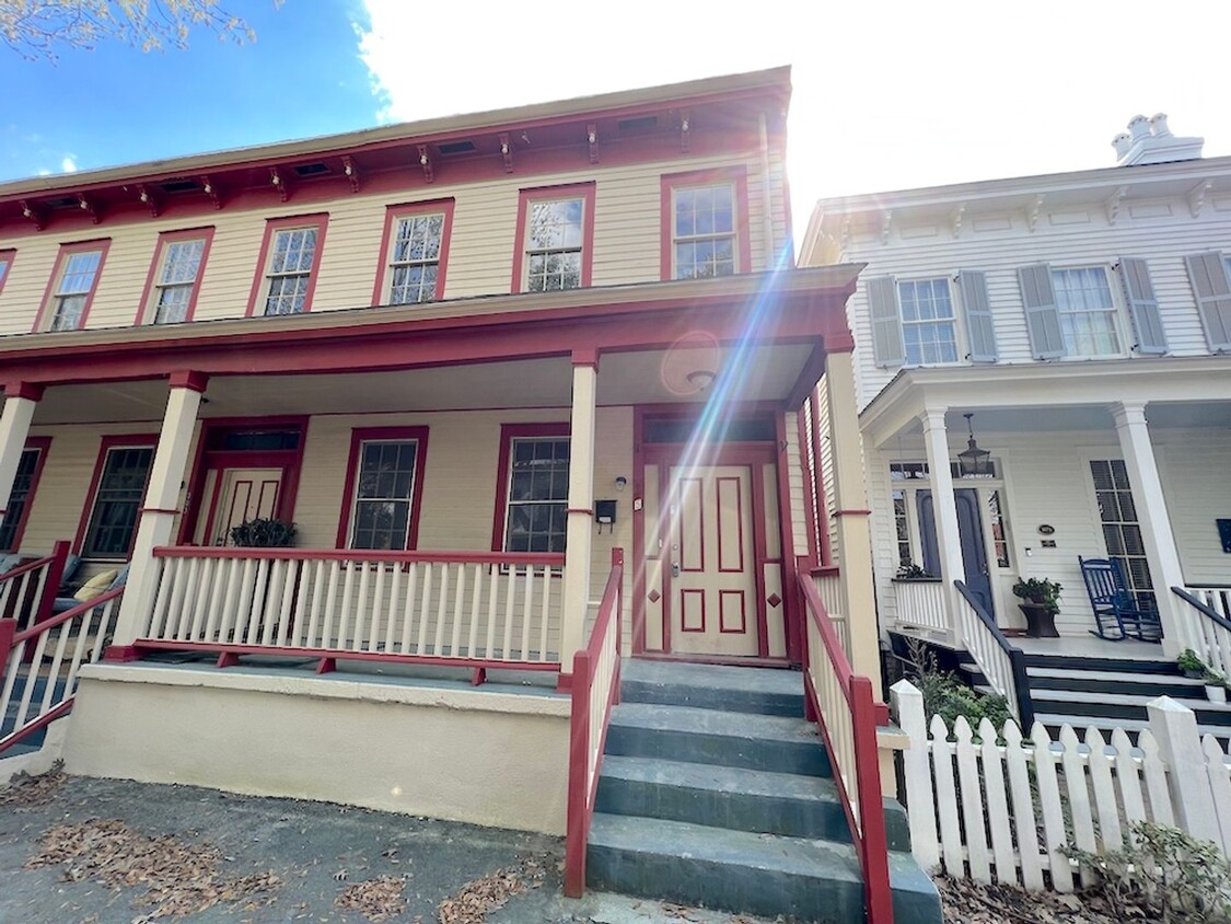 Foto principal - 3 BED | 2 BATH | VICTORIAN DISTRICT