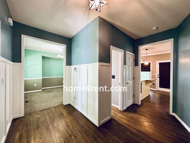Foto del edificio - Blue Valley Schools w/ Wood Floors, Finished Basement and a Peaceful, Private Fenced Yard!