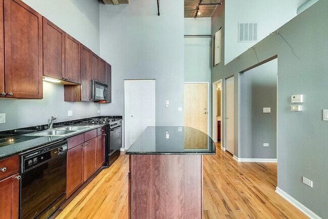 Building Photo - 758 N Larrabee St