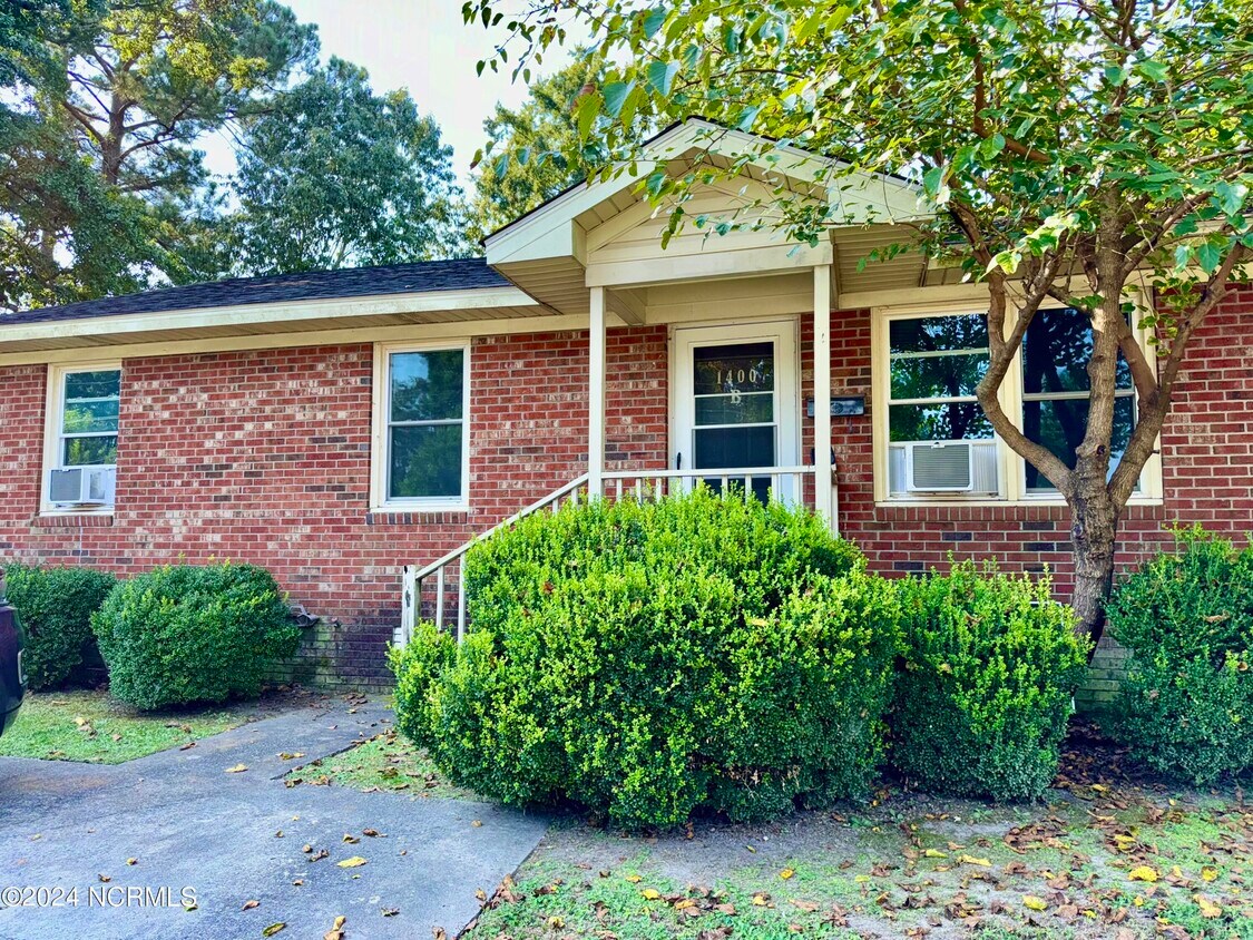 Primary Photo - 1400 E 1st St